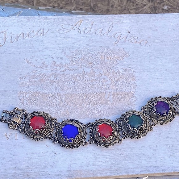 Incredible Vintage Lucite Bracelet! - Picture 10 of 12